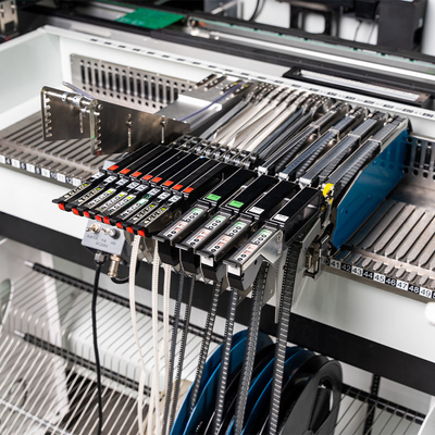 آلة التصنيع الكاملة الآلية ذات 10 رؤوس SMT SMD Pick And Place Machine 01005 PCBA