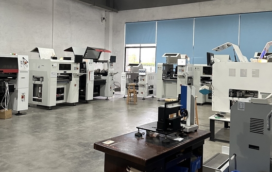 طاولة أعلى CHM-650 عالية الدقة 4 رؤوسة SMT PCB قطعة التركيب