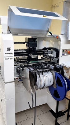 آلة CHM-551 الأوتوماتيكية بالكامل ذات 4 رؤوس لتجميع ووضع المكونات السطحية (SMT) بحجم 0201، تغيير تلقائي للفوهات
