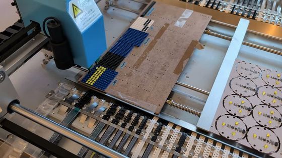 آلة انتقاء ووضع المكونات السطحية CHMT48VB على سطح الطاولة، 58 وحدة تغذية، كاميرتا رؤية